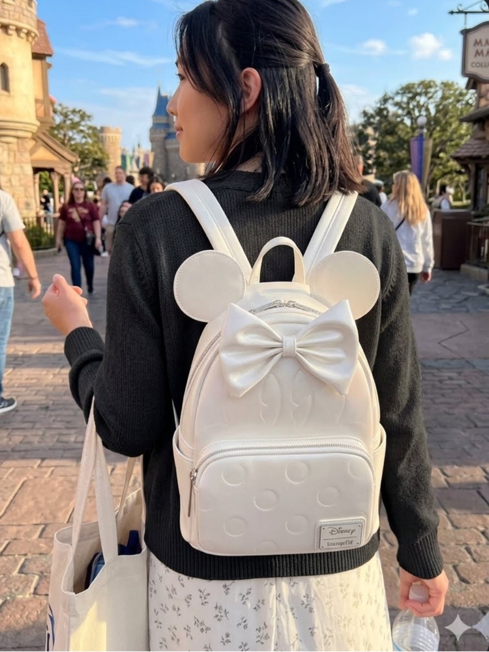 NWT Loungefly Disney Pearl Minnie
Mouse Mini Backpack Collectors
Exclusive